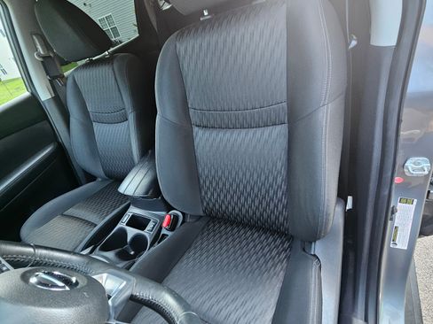 Used 2018 Nissan Rogue SV FWD image 13