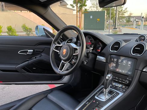 Used 2018 Porsche 718 Cayman image 8