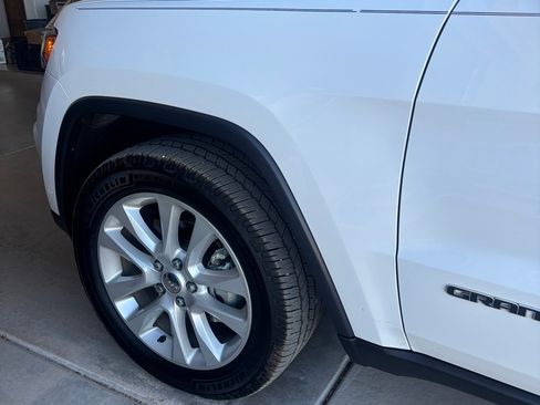 Used 2017 Jeep Grand Cherokee Limited w/ Luxury Group II RWD image 11