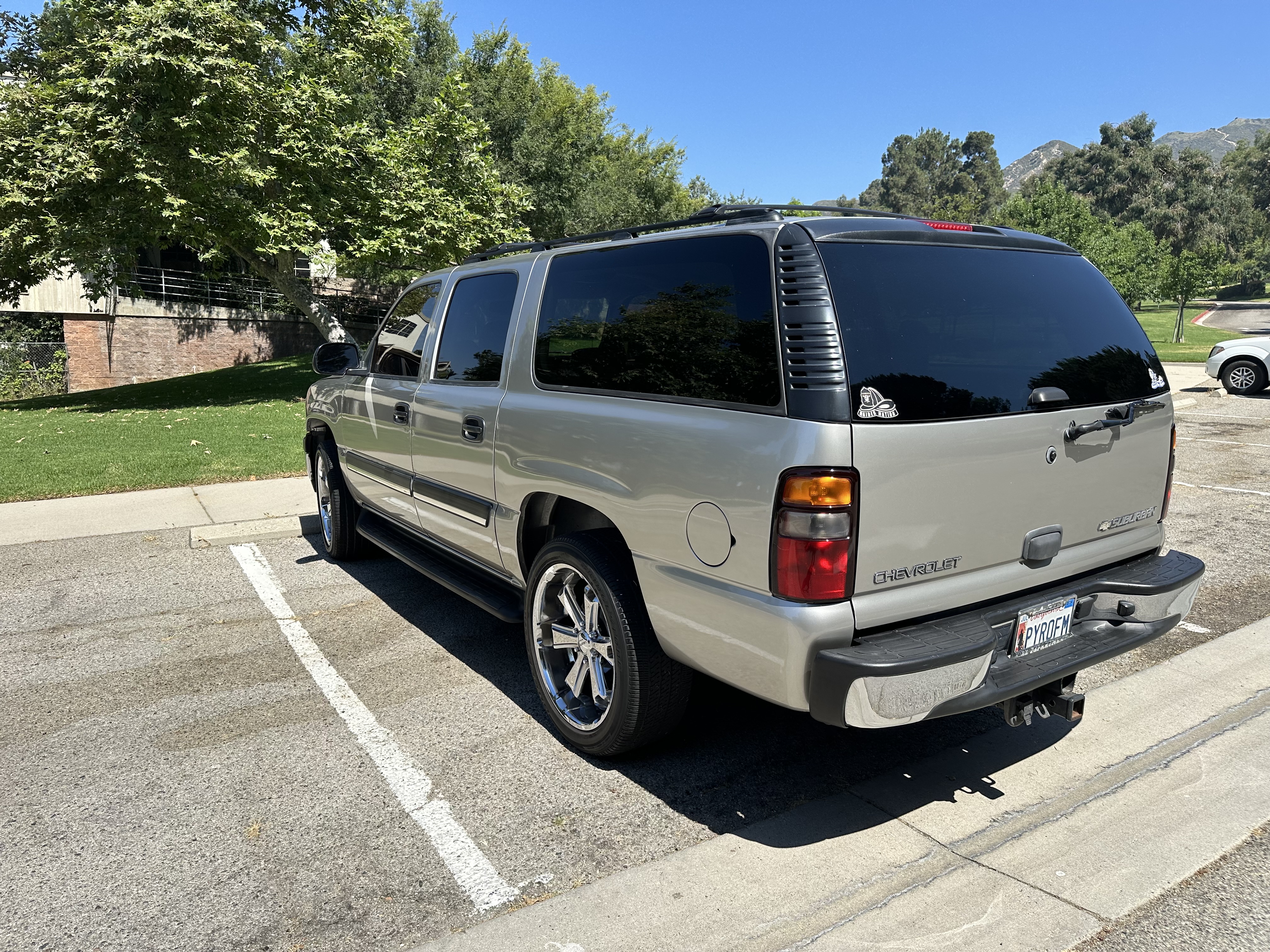 Used 2005 Chevrolet Suburban LS w/ Preferred Equipment Group RWD image 4