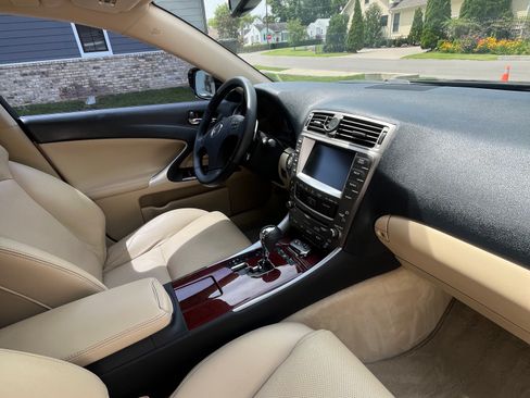 Used 2007 Lexus IS 350 w/ Luxury Plus Pkg RWD image 6