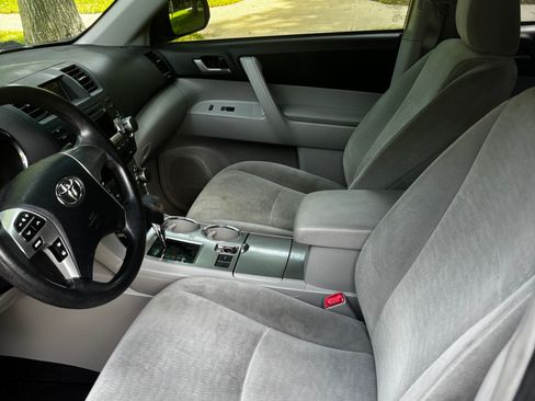 Used 2012 Toyota Highlander FWD w/ Tech Pkg image 4