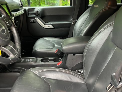 Used 2016 Jeep Wrangler Unlimited Sahara AWD/4WD image 6