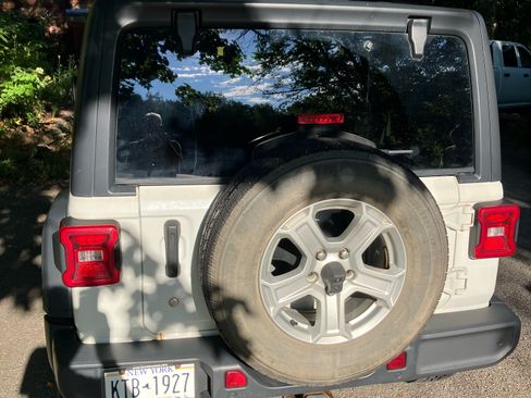 Used 2018 Jeep Wrangler Unlimited Sport S AWD/4WD image 5