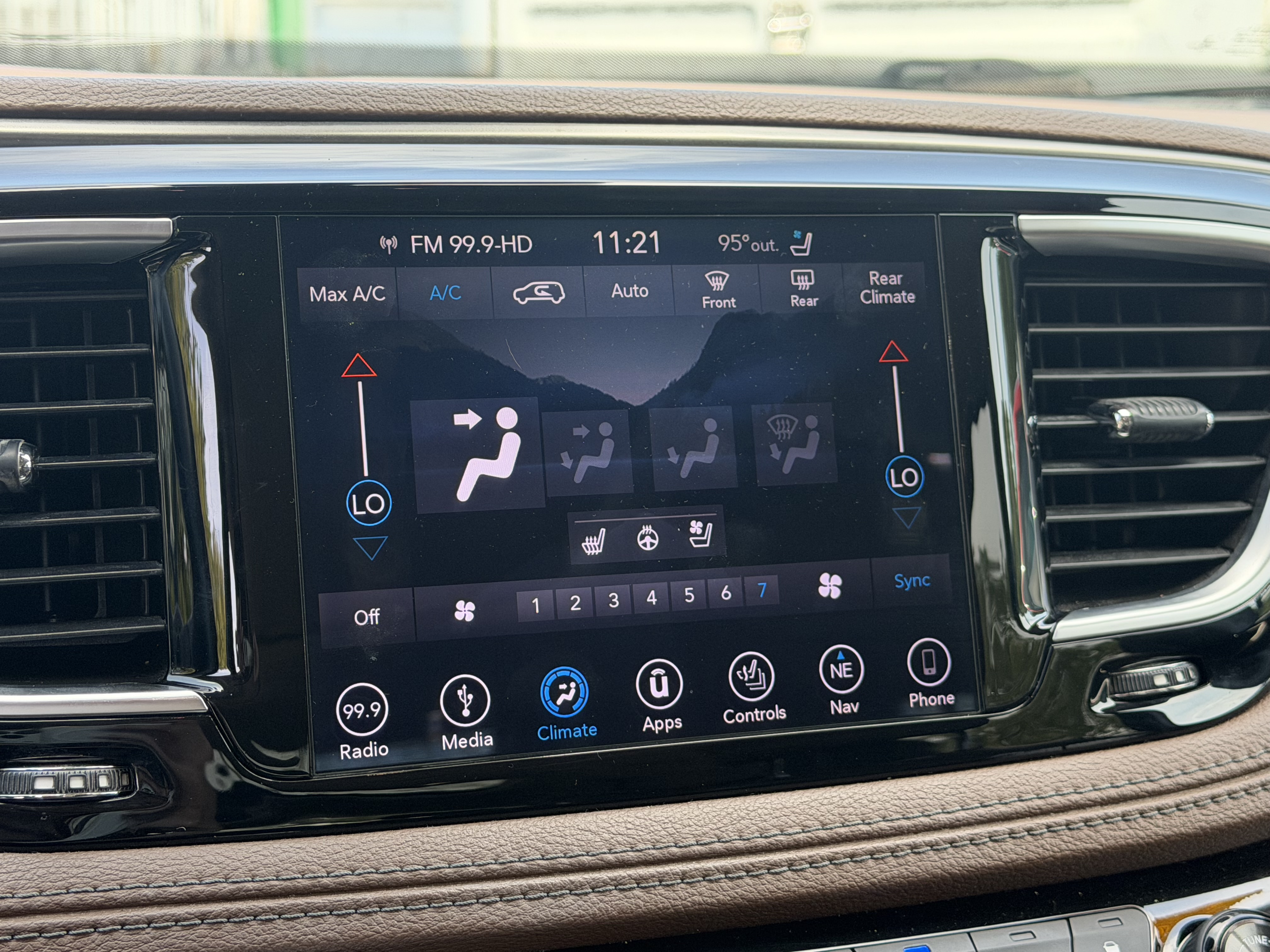 Used 2018 Chrysler Pacifica Limited w/ Advanced Safetytec Group FWD image 13