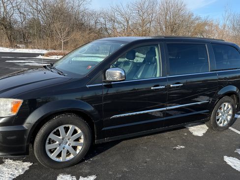Used 2012 Chrysler Town & Country Touring-L w/ Driver Convenience Group image 1