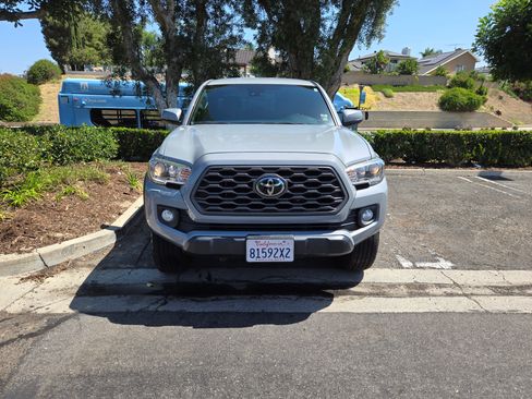Used 2020 Toyota Tacoma TRD Off-Road w/ Technology Package image 2