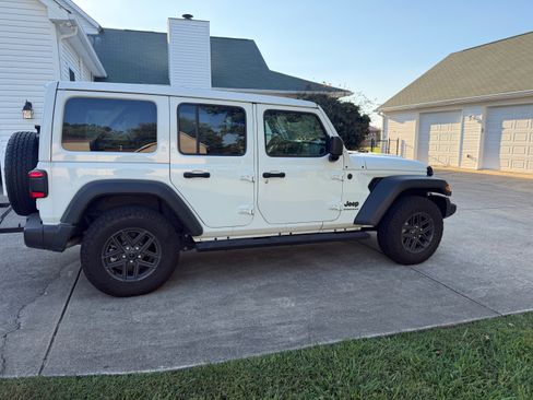 Used 2024 Jeep Wrangler Unlimited Sport AWD/4WD image 5