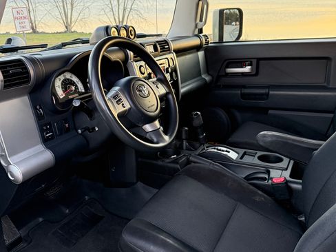 Used 2014 Toyota FJ Cruiser 4WD w/ Convenience Package image 12