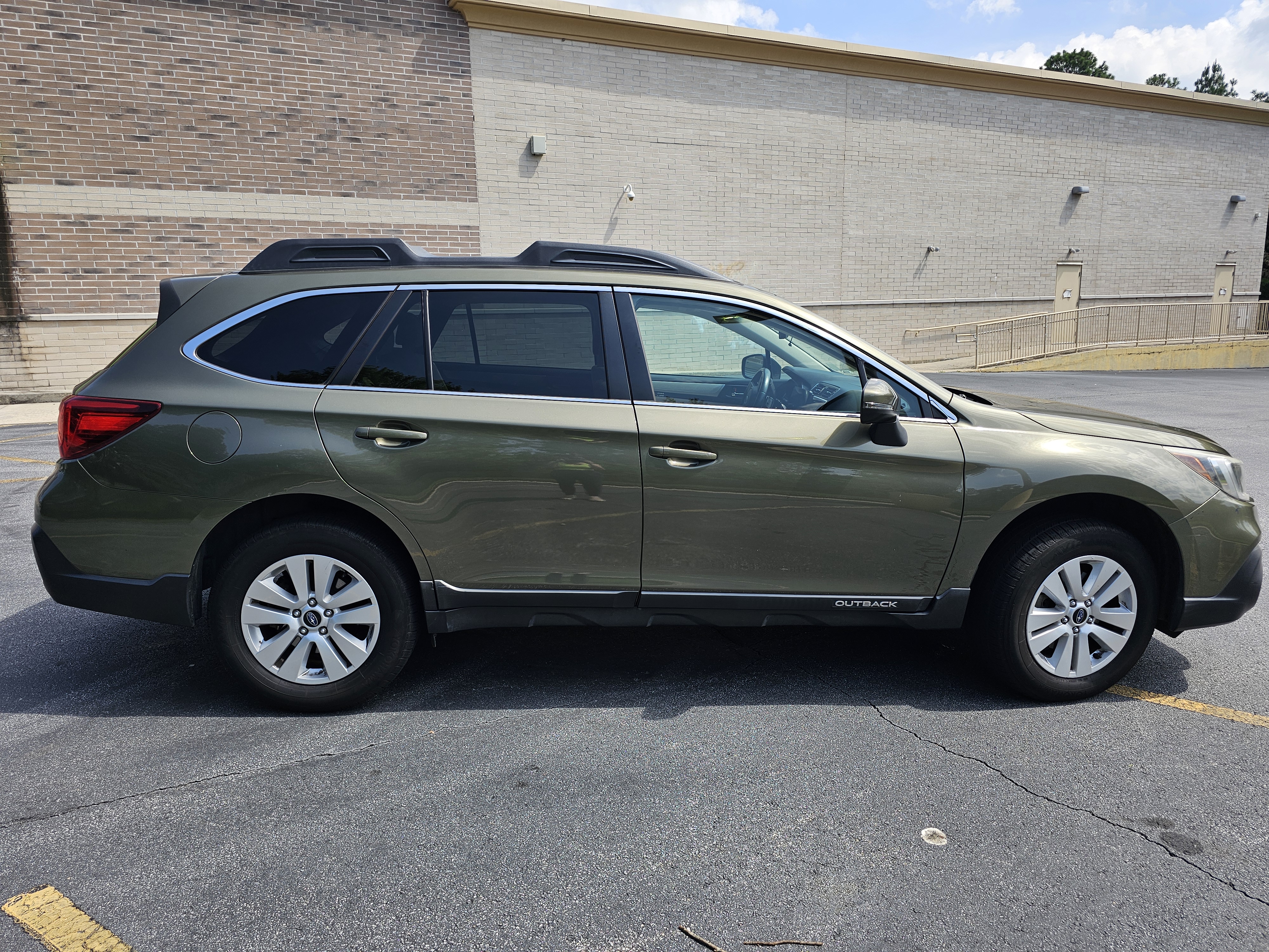 Used 2018 Subaru Outback 2.5i Premium AWD/4WD image 5