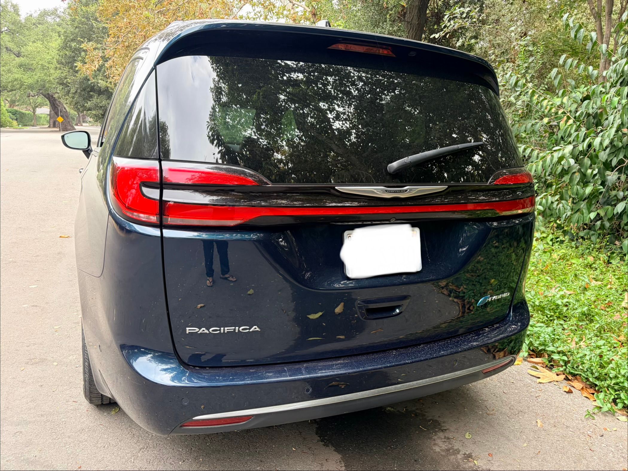 Used 2023 Chrysler Pacifica Pinnacle FWD image 2
