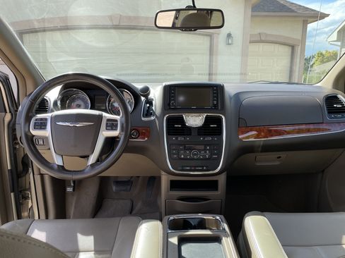 Used 2015 Chrysler Town & Country Touring w/ Driver Convenience Group FWD image 9