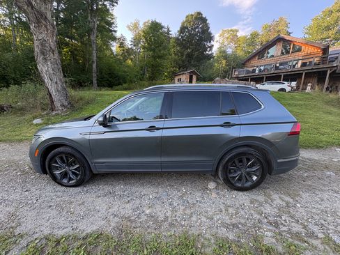 Used 2022 Volkswagen Tiguan SE w/ Panoramic Sunroof Package AWD/4WD image 2