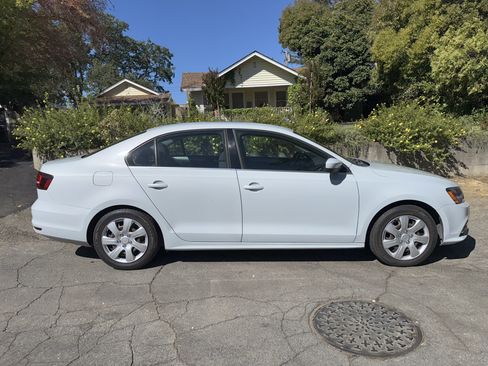 Used 2017 Volkswagen Jetta S image 4