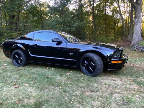 Used 2005 Ford Mustang GT image 1