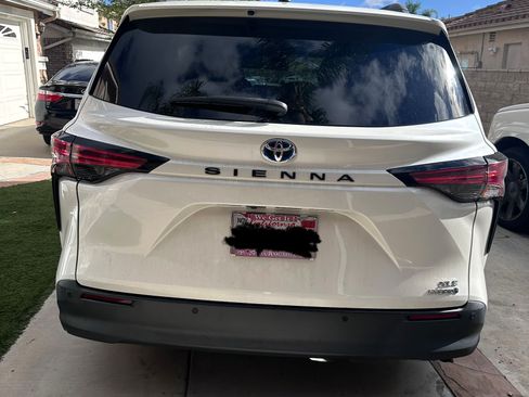 Used 2021 Toyota Sienna XLE w/ XLE Plus Package image 2