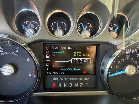 Used 2011 Ford F250 Lariat w/ Lariat Interior Pkg image 11