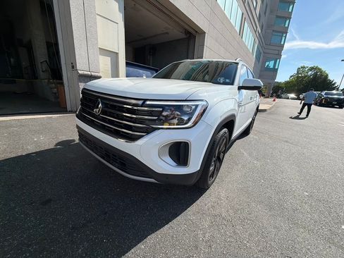 Used 2025 Volkswagen Atlas SE w/ Panoramic Sunroof Package FWD image 2