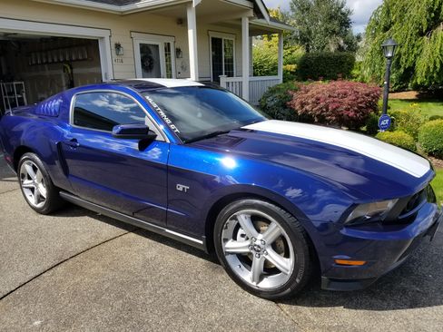 Used 2010 Ford Mustang GT image 2