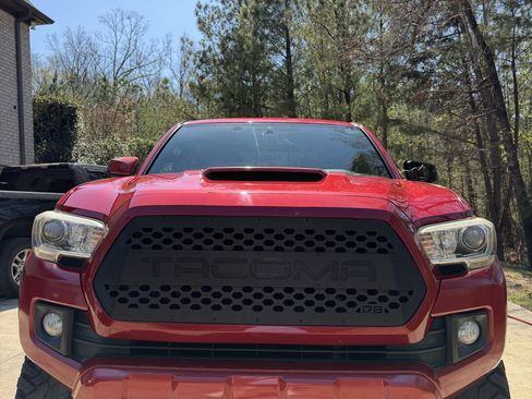 Used 2017 Toyota Tacoma TRD Sport w/ Tow Package (A/T) image 6