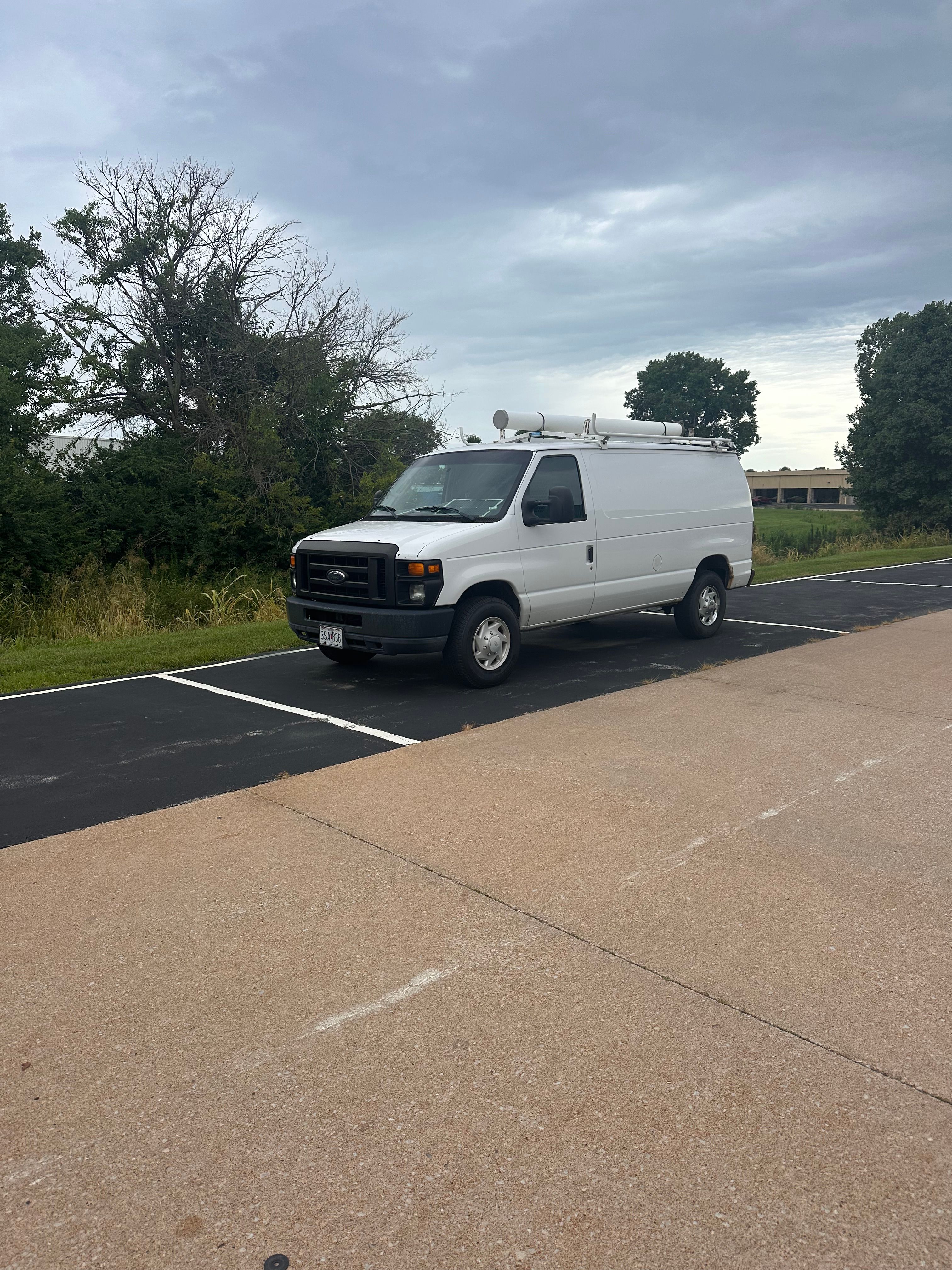 Used 2008 Ford E-350 and Econoline 350 Super Duty RWD image 2