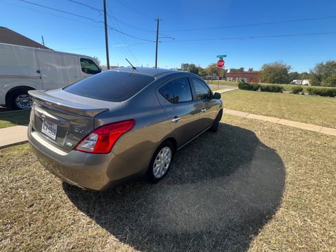 Used 2013 Nissan Versa SV w/ Convenience Pkg image 10