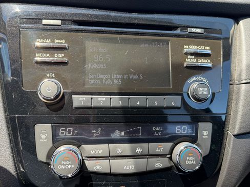 Used 2017 Nissan Rogue SV image 11