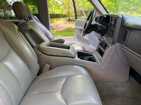 Used 2005 Chevrolet Tahoe Z71 w/ Preferred Equipment Group AWD/4WD image 13