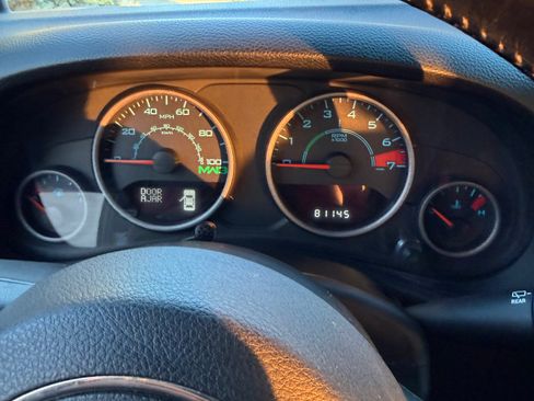 Used 2012 Jeep Wrangler Unlimited Rubicon image 8