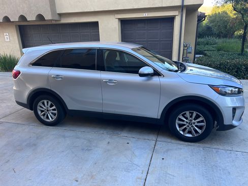 Used 2019 Kia Sorento FWD image 4