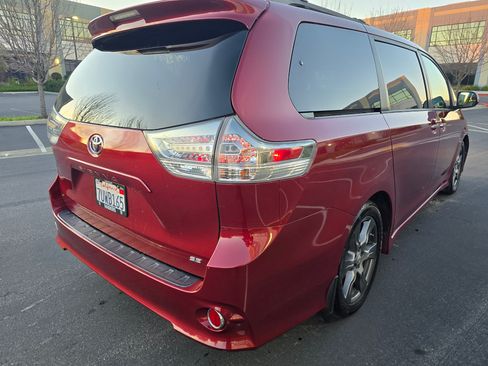 Used 2017 Toyota Sienna SE image 6