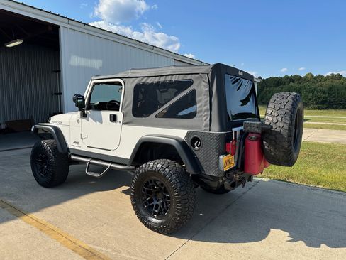 Used 2005 Jeep Wrangler Unlimited Rubicon w/ Security Group image 8