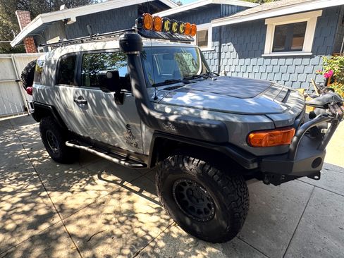 Used 2014 Toyota FJ Cruiser 4WD image 5