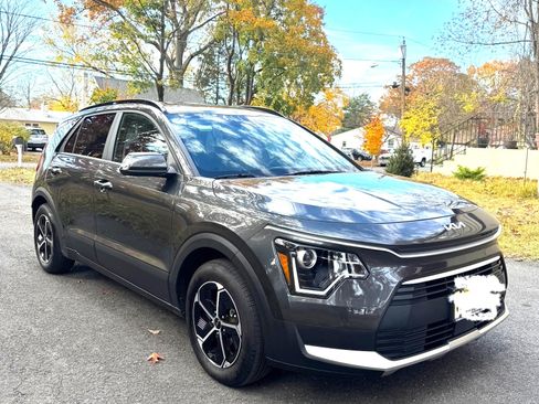 Used 2025 Kia Niro EX image 2