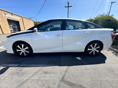 Used 2018 Toyota Mirai FWD image 5