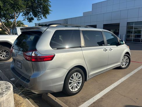 Used 2016 Toyota Sienna XLE FWD image 8