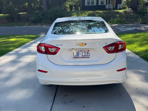 Used 2018 Chevrolet Cruze LT w/ Convenience Package FWD image 6