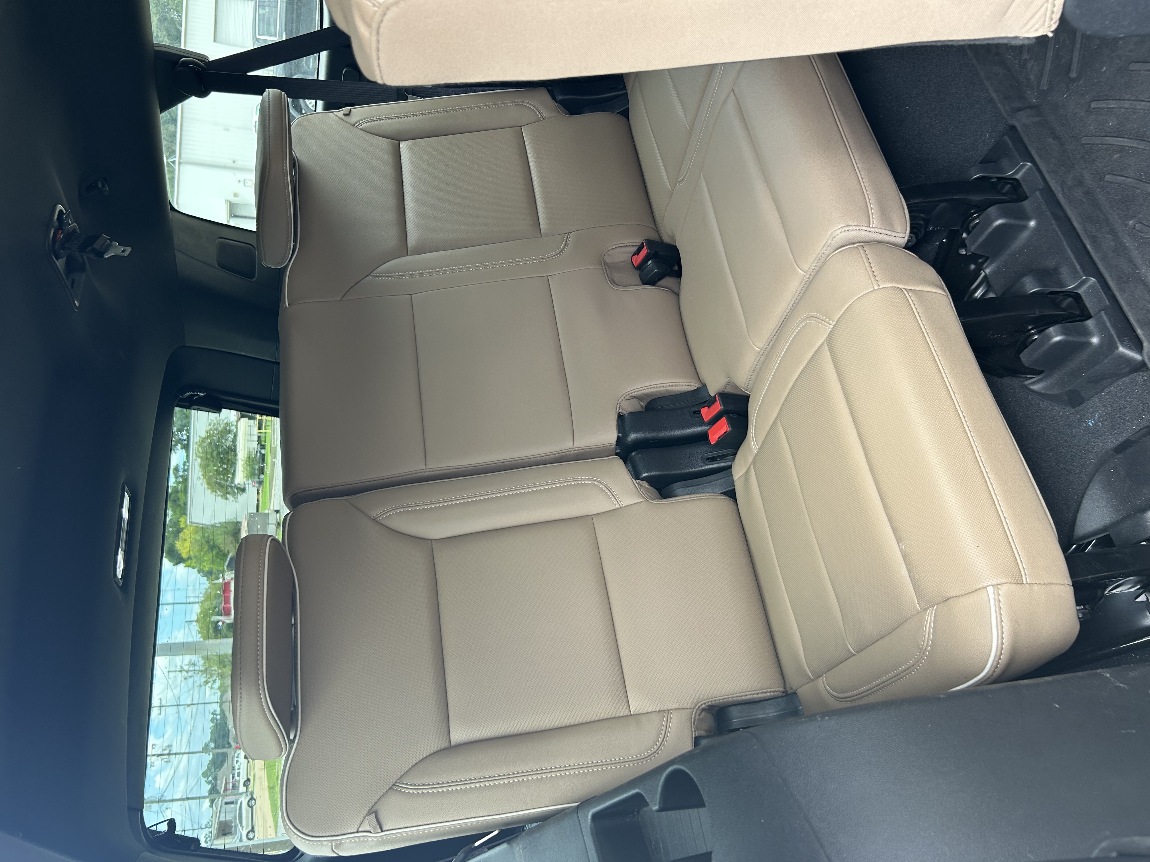 Used 2022 Chevrolet Suburban Premier w/ Premium Package 2 AWD/4WD image 16