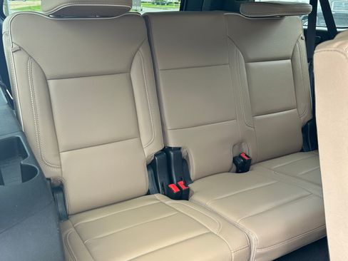 Used 2022 Chevrolet Suburban Premier w/ Premium Package 2 AWD/4WD image 16