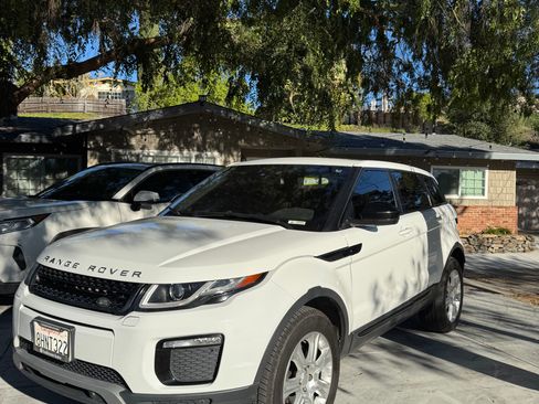 Used 2019 Land Rover Range Rover Evoque SE Premium image 2