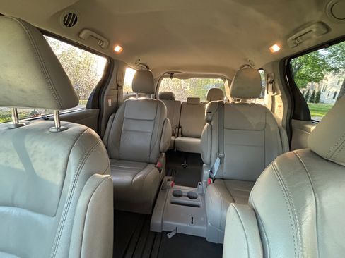 Used 2016 Toyota Sienna XLE image 2