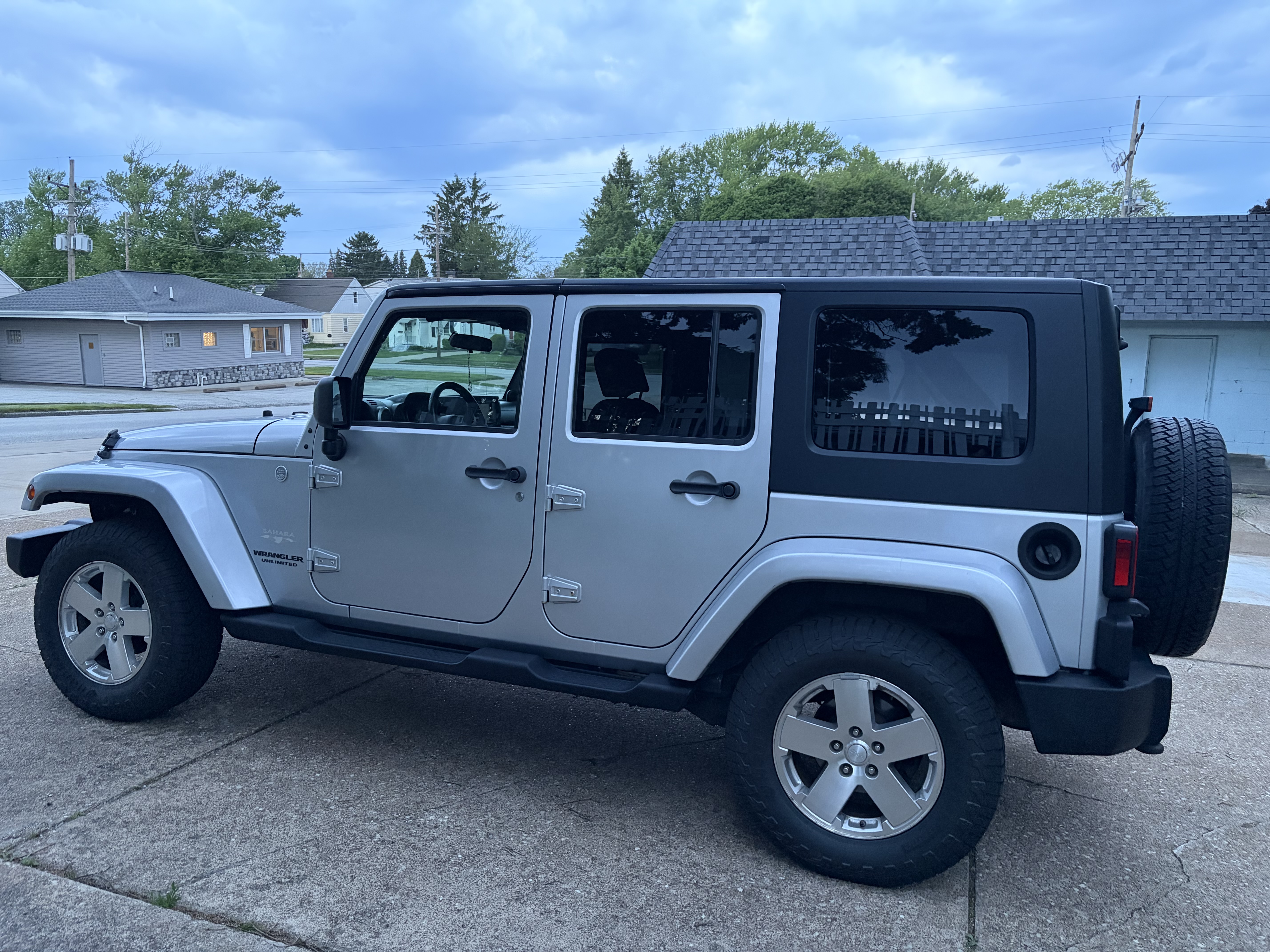 Used 2010 Jeep Wrangler Unlimited Sahara w/ Dual Top Group AWD/4WD image 9