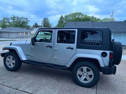 Used 2010 Jeep Wrangler Unlimited Sahara w/ Dual Top Group AWD/4WD image 9