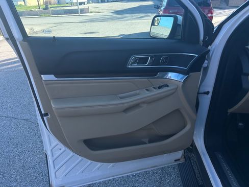 Used 2017 Ford Explorer Limited image 5