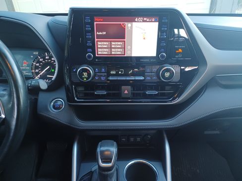 Used 2020 Toyota Highlander XLE image 23
