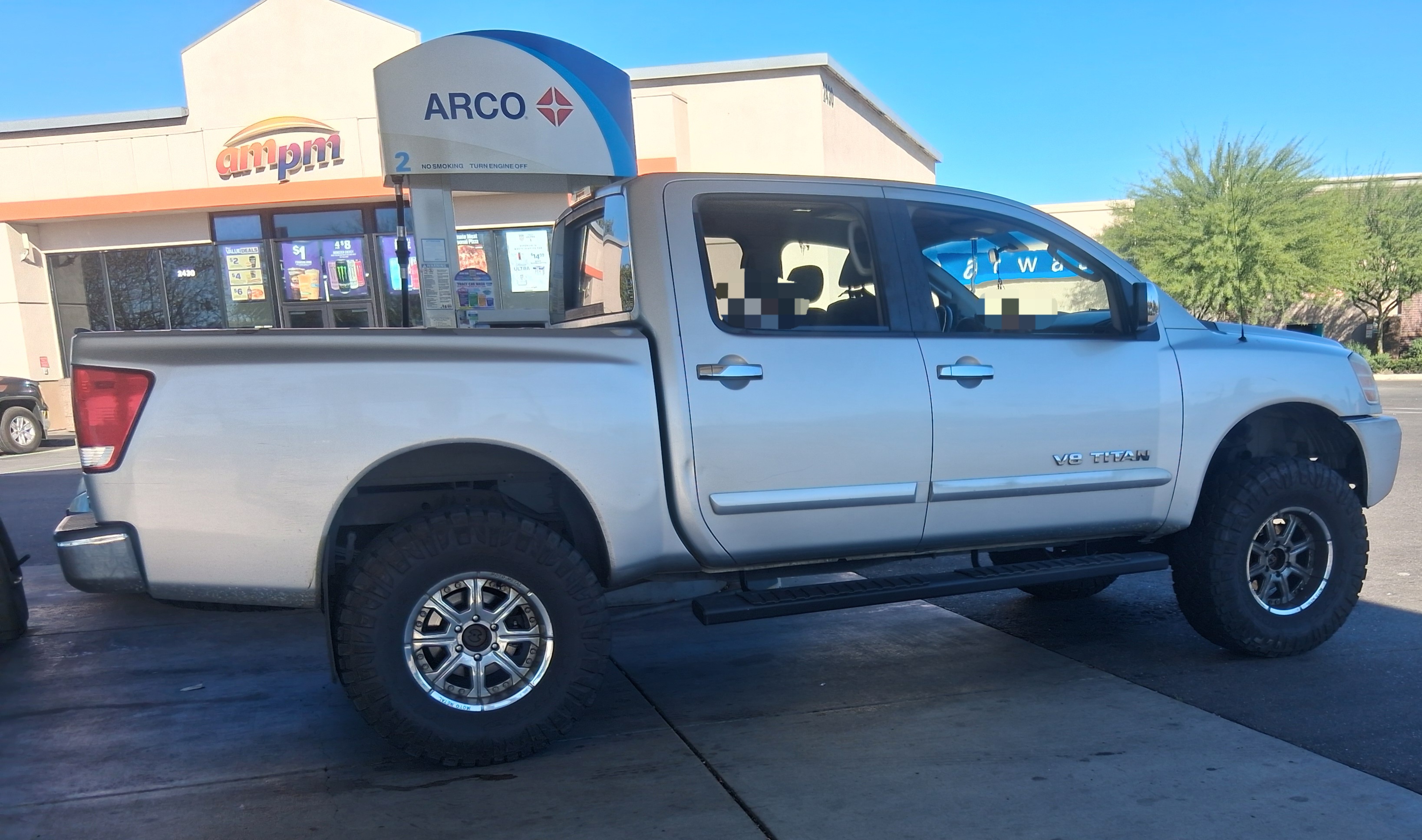 Used 2005 Nissan Titan SE AWD/4WD image 1