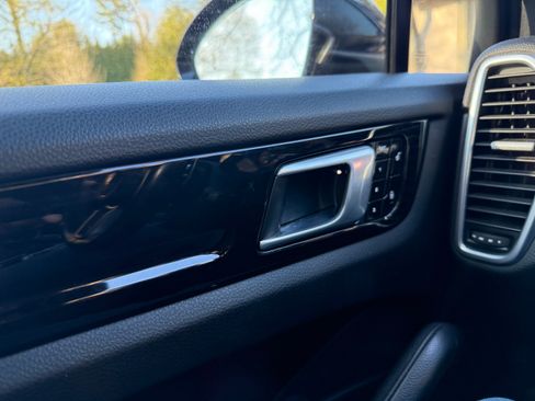 Used 2019 Porsche Cayenne image 18