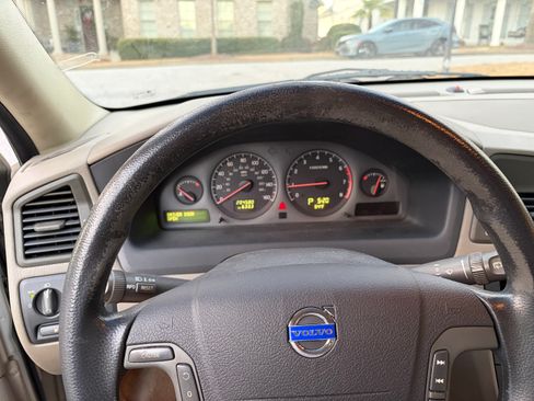 Used 2003 Volvo V70 2.4T image 4