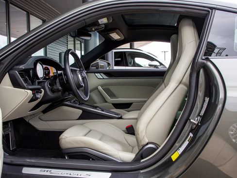 Used 2020 Porsche 911 Carrera S image 5