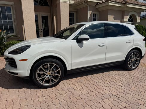 Used 2022 Porsche Cayenne AWD/4WD image 6